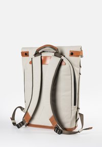 Hellgrauer Canvas-Rucksack mit braunen Lederakzenten, gepolsterten Schultergurten, einem oberen Griff und einer seitlichen Reißverschlusstasche. Schlankes, rechteckiges Design.