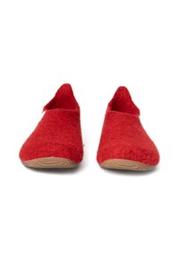 Pantofole rosse in feltro con punta chiusa e design senza schienale. La superficie texturizzata e la suola in gomma offrono presa e comfort. Nessun ulteriore accento.