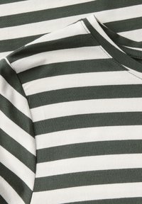 Zielona i biała koszulka w paski z okrągłym dekoltem, wykonana z miękkiego materiału, z poziomymi paskami o różnej szerokości.