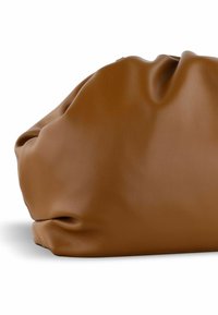 Borsa in pelle marrone, con texture e design morbido e sgualcito. La forma è arrotondata e leggermente sgonfia, enfatizzando un'estetica minimalista.