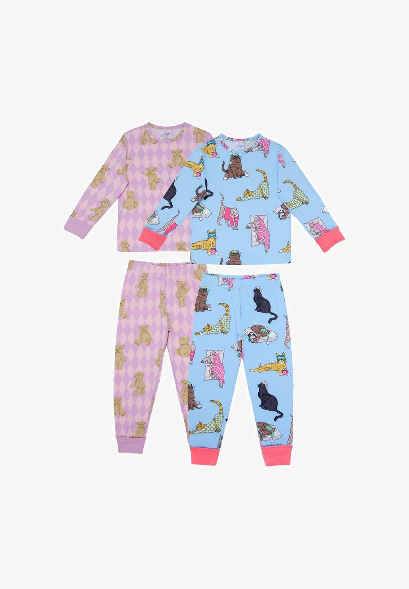 Dva sety dětských pyžam: jedno růžové s diamantovým vzorem a medvídky, druhé modré s kočkami na polštářích a růžovými akcenty.