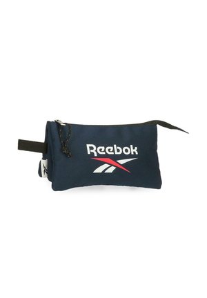 Astuccio rettangolare blu navy Reebok con logo bianco e rosso, cursore della cerniera nero e maniglia laterale, su sfondo bianco.