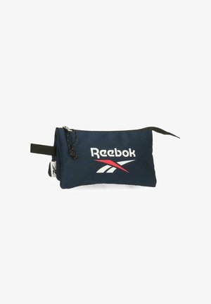 Astuccio rettangolare blu navy Reebok con logo bianco e rosso, cursore della cerniera nero e maniglia laterale, su sfondo bianco.