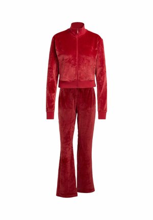 Survêtement en velours rouge avec une veste à col montant zippée et un pantalon évasé assorti. Texture lisse avec une couleur solide et des poignets élastiques.