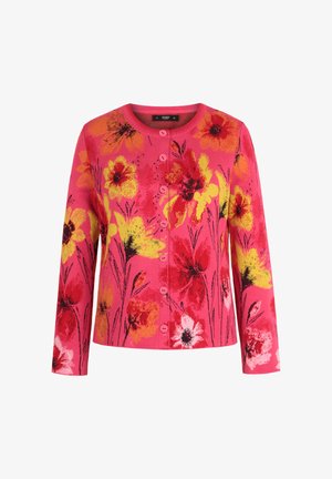 Różowy kardigan z długim rękawem, zapinany z przodu na guziki, ozdobiony dużymi kwiatowymi wzorami w kolorach żółtym, czerwonym, pomarańczowym i białym.