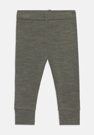 Bløde strikkede babyleggings i olivengrøn med elastik i taljen og kant i anklerne, lagt fladt på hvid baggrund.