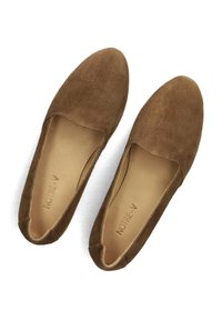 Bruine suede instappers met een ronde neus en een zachte textuur. Het interieur heeft de merknaam "NOTRE-V" verdiept in de binnenzool.