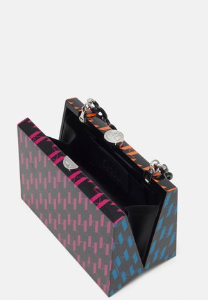 Pochette rectangulaire avec motif géométrique en rose, bleu et orange, ouverte pour montrer l’intérieur noir et le fermoir argenté avec poignée chaîne.