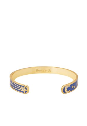 Bracelet en métal doré avec émail bleu, décoré de motifs d'étoile et de croissant de lune, agrémenté de petits cristaux transparents le long des bords.