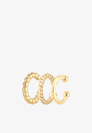 Három arany fülbevaló: az egyik sima gyöngyökkel, a másik csavart mintával, és egy minimalista nyitott karkötő stílusban, fényes fémes bevonattal.