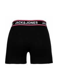 Boxers noirs avec une ceinture élastique rose et blanche portant le texte « JACK&JONES » en grande police. Tissu lisse avec un ajustement serré.