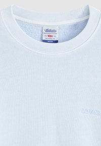 Lichtblauwe sweatshirt met een textuurafwerking, geribbelde ronde hals en geborduurd "Levi's" logo aan de voorkant. Ontspannen pasvorm, medium maat.