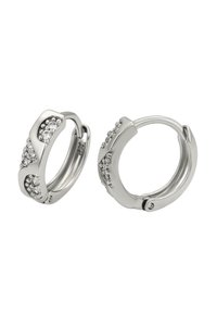 Cercei tip cerc din argint cu finisaj lustruit, având modele curbate și cristale transparente încrustate pentru accent. Închidere simplă cu balama.