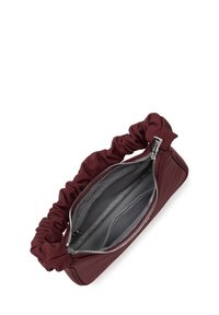 Borsa a mano in tessuto bordeaux con manico arricciato, chiusura con zip e interno grigio con scomparti. Texture liscia, forma rettangolare.