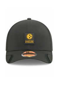 Schwarze Kappe mit runder Krone, versehen mit einem gelben und schwarzen Logo-Patch der Pittsburgh Steelers auf der Vorderseite und einem verstellbaren Riemen. Glatte Textur.