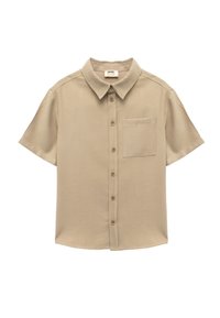 Camicia beige a maniche corte in tessuto morbido con colletto a punta, apertura frontale con bottoni e taschino applicato sul lato sinistro del petto.