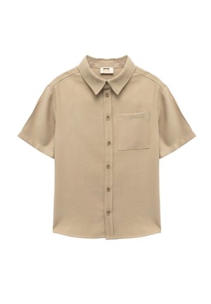 Chemise beige à manches courtes en tissu lisse avec un col pointu, une patte de boutonnage à l'avant et une poche plaquée sur le côté gauche de la poitrine.