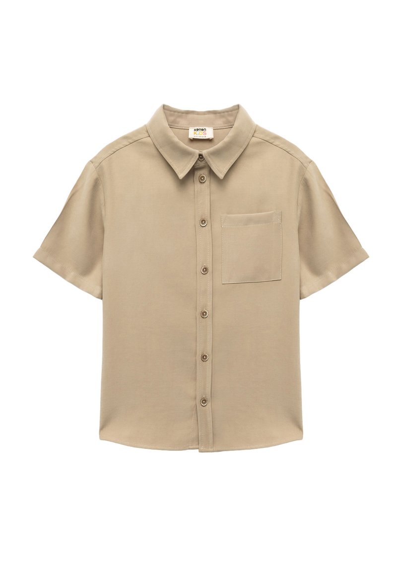 Camicia beige a maniche corte in tessuto morbido con colletto a punta, apertura frontale con bottoni e taschino applicato sul lato sinistro del petto.