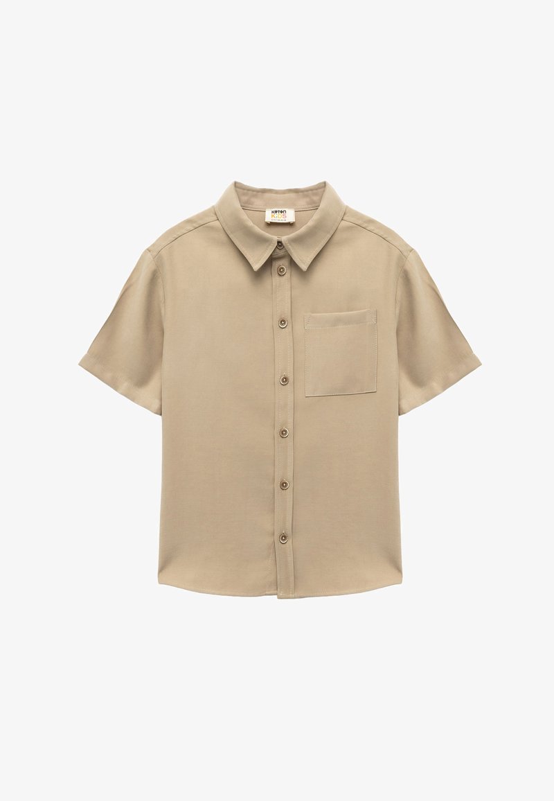 Kortekragige beige shirt van een gladde stof met een puntige kraag, een knopenlijst aan de voorkant en een opgestikte zak op de linkerborst.