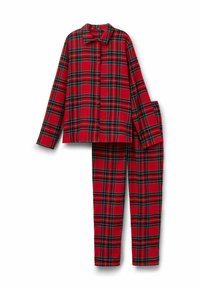 Conjunto de pijama de cuadros rojos que incluye una camiseta de botón de manga larga con cuello y pantalones a juego, ambos hechos de una tela suave con un patrón a cuadros.