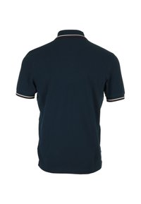 Polo shirt blu navy con una texture morbida, caratterizzato da un bordo a contrasto sul colletto e sulle maniche, progettato per una vestibilità classica.