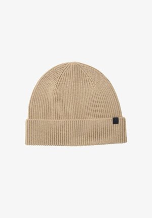 Beige kötött sapka hajtogatott mandzsettával, bordázott textúrával és egy kis fekete logóval az oldalán. Tartós anyag.