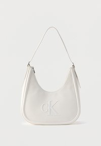 Λευκή δερμάτινη τσάντα ώμου με φερμουάρ, καμπυλωτό σχήμα και ανάγλυφο λογότυπο CK μπροστά.
