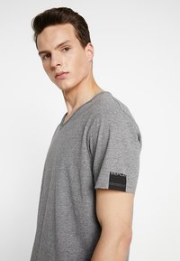 Replay Základné tričko - dark grey melange