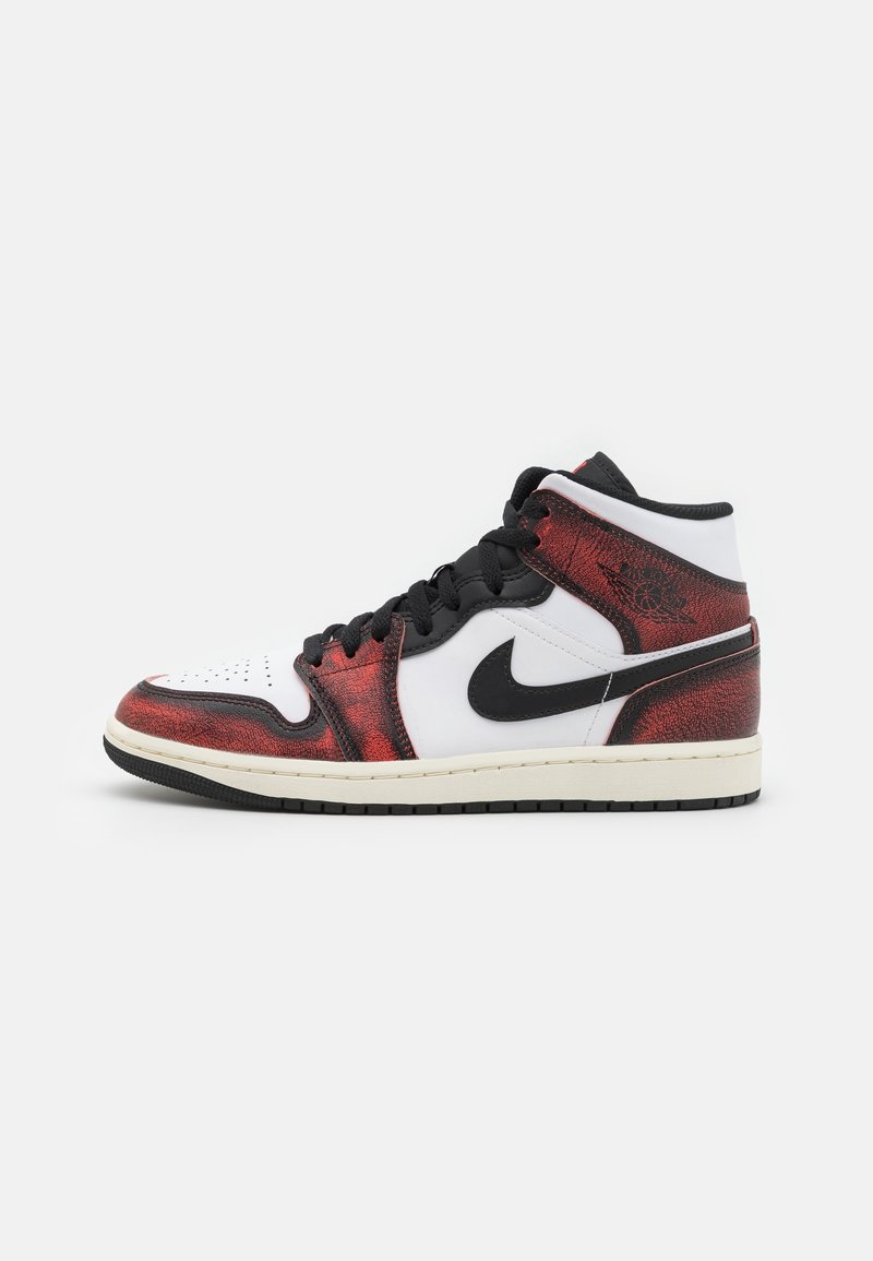 Baskets montantes avec panneaux blancs, noirs et rouge métallique, logo Nike noir, lacets noirs et semelle couleur crème sur fond blanc.
