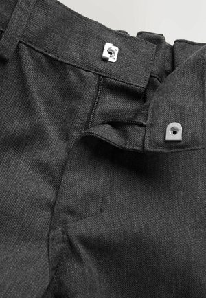 Tamno sive hlače od teksturiranog materijala s patentnim zatvaračem, detaljem s gumbom i petljama za remen na struku.