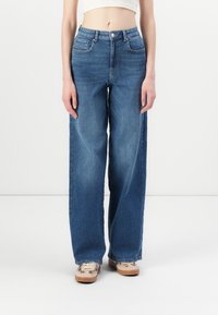Jeans din denim albastru, cu picioare largi și talie înaltă, dotate cu bucle pentru curea și buzunare frontale; textură netedă și design clasic cu cinci buzunare.