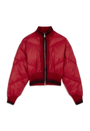 Rode pufferjack met een cropped ontwerp, voorzien van een hoge kraag, ritssluiting en ribgebreide manchetten en zoom met donkerrode accenten.