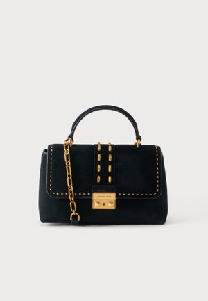 Sac à main en daim noir avec détail chaîne dorée, clous, et poignée supérieure, doté d'une fermeture rectangulaire dorée gravée "Michael Kors".