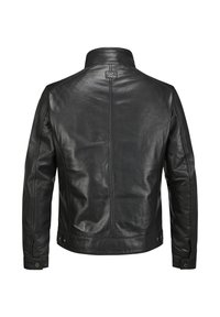 Schwarze Lederjacke mit hohem Kragen, glatter Textur und minimalen Nähten auf dem Rücken. Ausgestattet mit Druckknopfmanschetten und geradem Schnitt.