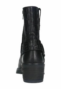 Bottines noires à texture crocodile, avec un détail de bride à la cheville et un talon empilé. Fini lisse et construction robuste.