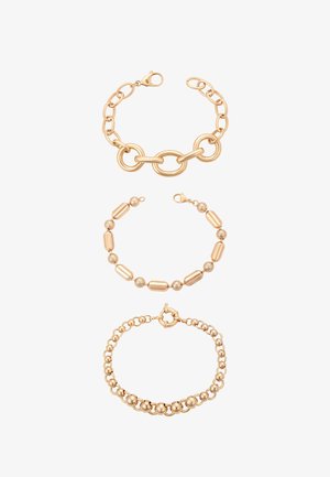 Trzy bransoletki w złotym tonie o różnych wzorach łańcucha: duże owalne ogniwa, naprzemienne gładkie i teksturowane koraliki oraz małe okrągłe koraliki z zapięciem typu toggle.