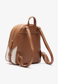 Barna műbőr hátizsák texturált krém színű panellel, dupla vállpánttal, cipzáras záródással és diszkrét arany színű fém kiegészítőkkel.