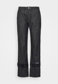 Svart denimbyxor med rak passform, med knappstängning, fickor och svarta tryckknappar vid nederkanterna. Subtil textur genom hela plagget.