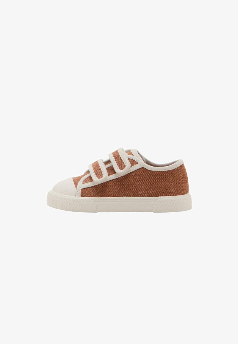 Baskets marron pour tout-petit avec semelle en caoutchouc blanche, bout renforcé et deux sangles velcro sur fond blanc.