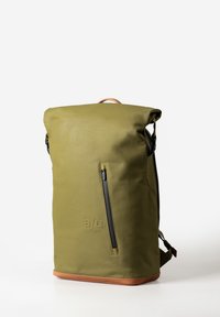 Zaino a roll-top verde realizzato in materiale morbido, con una tasca frontale con zip, dettagli in pelle marrone e spallacci regolabili.