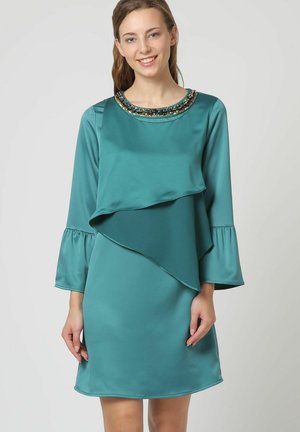 Outfitters Nation, VESTIDO SATINADO CON VOLANTES Y MANGA LARGA - Vestido informal - verde
