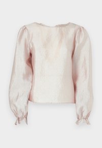 Kortermet topp i skimrende lys rosa stoff, med rund halsutskjæring, puffede ermer og rynkede mansjetter med bånd.
