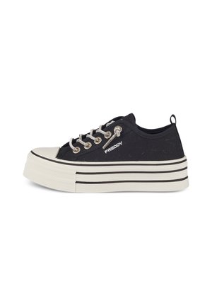 Sneaker platform nera con suola bianca spessa e strisce nere. Presenta occhielli metallici, lacci e dettaglio con il marchio sul lato.
