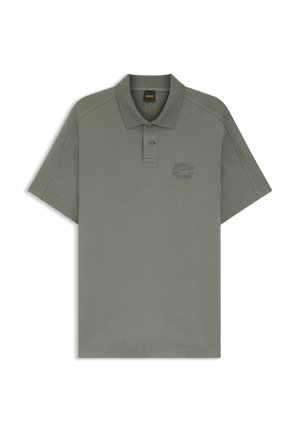 Olijfgroen poloshirt met korte mouwen, kraag, twee knopen en een subtiel donker logo op de linkerborst.