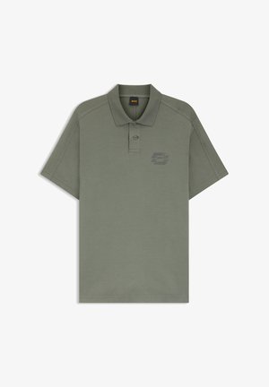 Olivengrønn kortermet poloshirt med krage, to knapper og subtilt mørkt logo på venstre bryst.