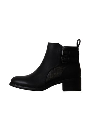 Bottine noire à talon bloc bas, deux boucles latérales et détail de panneau texturé sur le côté extérieur.