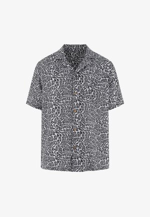 Rövid ujjú ing, amelyen fekete-fehér szövegmintázat látható "GUESS" logóval, klasszikus gallérral és gombos elülső záródással.