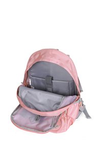 Zaino con un esterno rosa e un interno grigio. Ha un ampio scomparto principale e una tasca frontale più piccola con chiusura a cerniera.