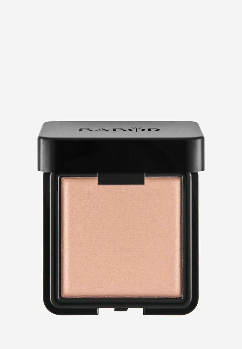 Iluminador compacto de Babor en una caja cuadrada negra mate, que presenta un producto con un suave acabado rosa claro en su interior.