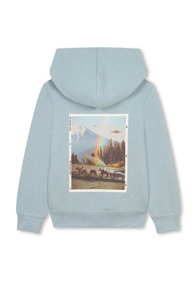 Hoodie bleu clair avec un imprimé graphique représentant un paysage de montagne, un arc-en-ciel et des OVNIs. Texture douce, design classique et poignets côtelés.